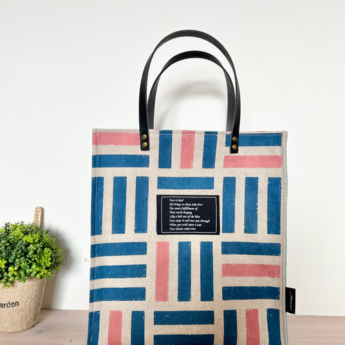 幾何学模様の青いハンドバッグ