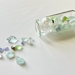 宝石マジックボトル　宝石の原石　7種の天然石さざれ入りガラスのミニボトル　セット 1枚目の画像