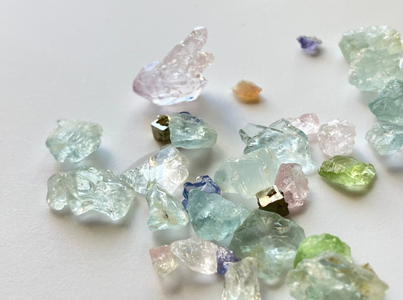宝石マジックボトル　宝石の原石　7種の天然石さざれ入りガラスのミニボトル　セット 7枚目の画像