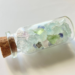 宝石マジックボトル　宝石の原石　7種の天然石さざれ入りガラスのミニボトル　セット 4枚目の画像