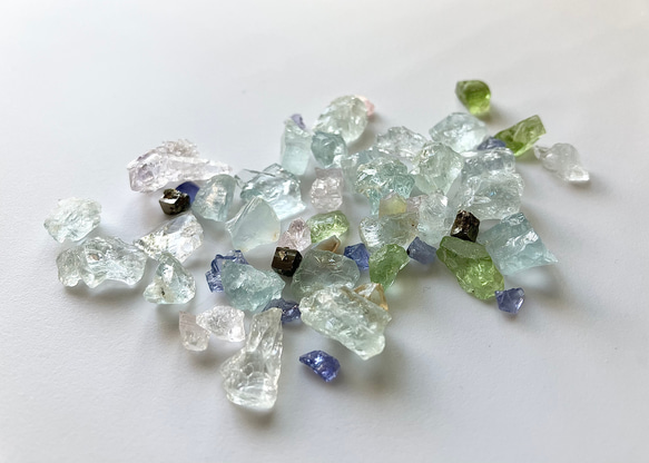 宝石マジックボトル　宝石の原石　7種の天然石さざれ入りガラスのミニボトル　セット 9枚目の画像