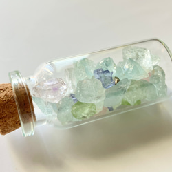 宝石マジックボトル　宝石の原石　7種の天然石さざれ入りガラスのミニボトル　セット 8枚目の画像