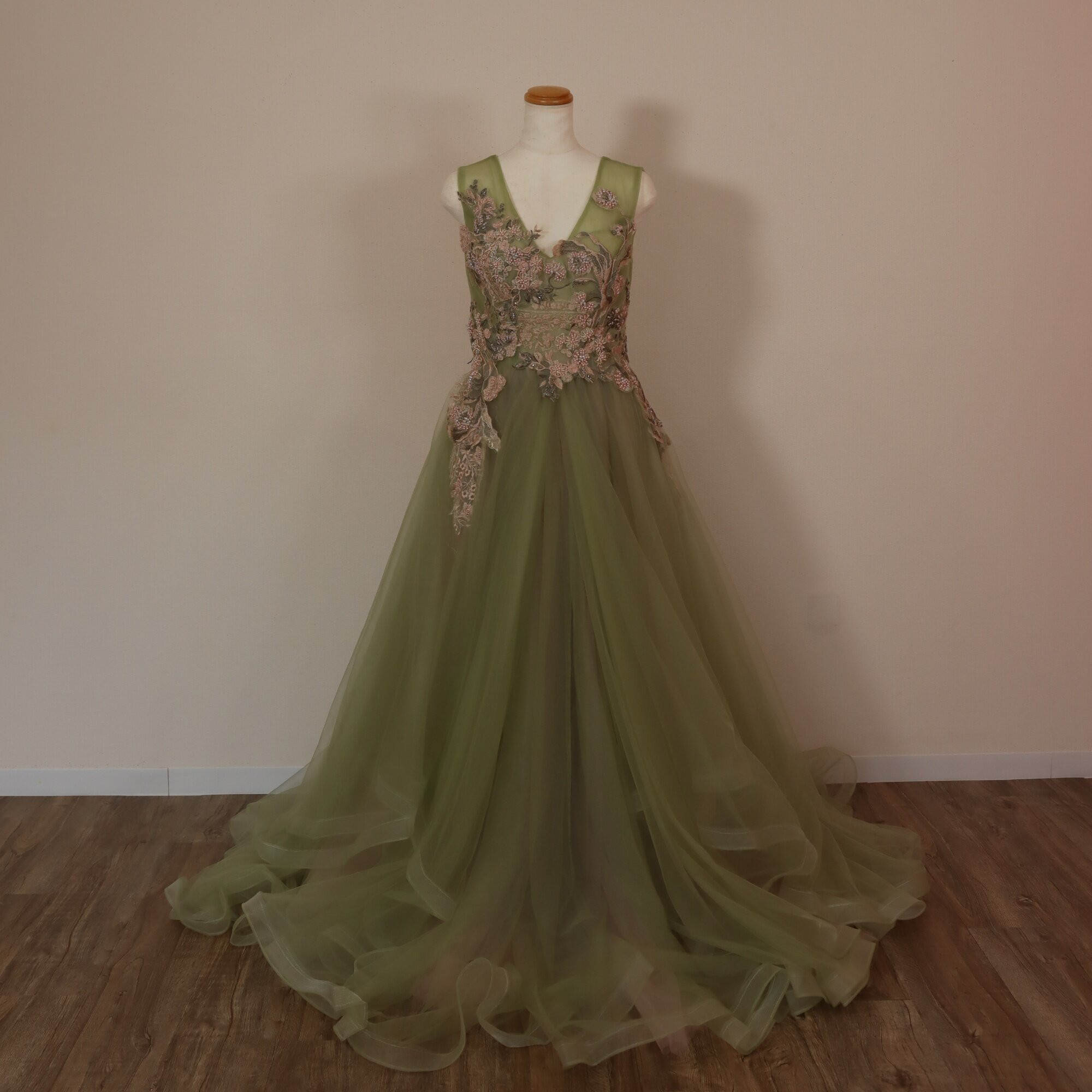 カラードレス キラキラ光る刺繍  Vネックドレス オンショルダードレス 揺らめく裾  演奏会/音楽会 抜群のおしゃれ見え