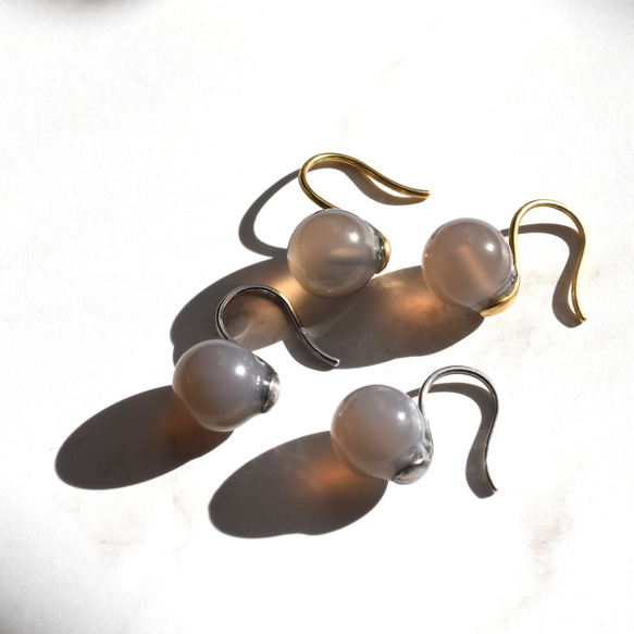 春季新品【數量有限/選擇】軟灰色縝瑪瑙圓球手術不鏽鋼耳環（耳環） 第1張的照片