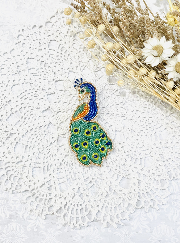 ビーズのオートクチュール刺繍ブローチ・孔雀 ブローチ Little Plum
