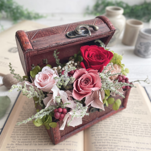 三色のバラの宝箱アレンジメント＊トレジャーボックス＊プリザーブド