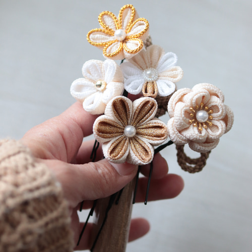 つまみ細工髪飾り 成人式 卒業式 袴 和装 アイボリーとゴールド