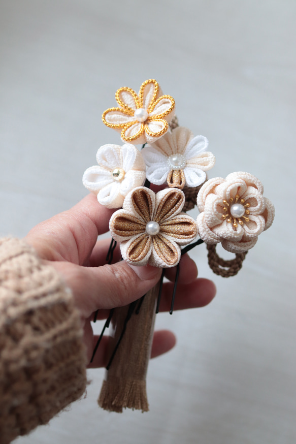 つまみ細工髪飾り 成人式 卒業式 袴 和装 アイボリーとゴールド