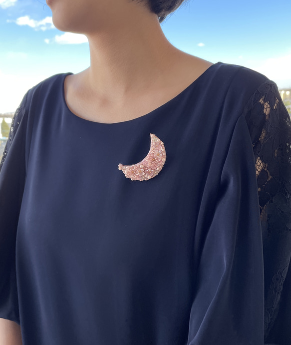 桜moonビーズ刺繍ブローチ⭐︎母の日にも 5枚目の画像