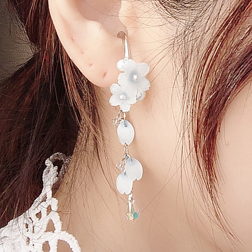 2WAY】こぼれ桜のイヤーカフ-ブルー- イヤーカフ をりをり-woriwori  