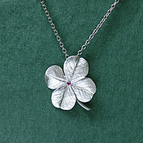 本物の4つ葉のクローバーペンダント】天然ルビー（7月の誕生石