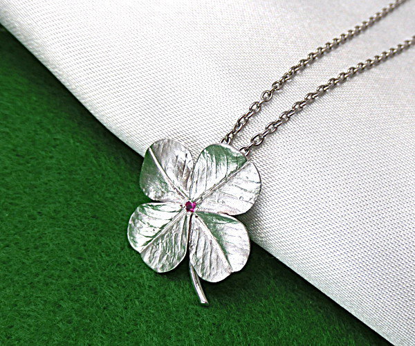 【本物の４つ葉のクローバーペンダント】天然ルビー（７月の誕生石・シルバー製『あなたの誕生石もセット出来ます』】　◎日本製