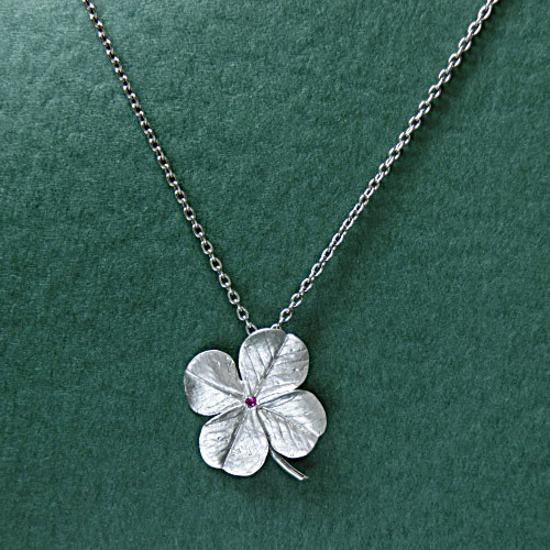 本物の4つ葉のクローバーペンダント】天然ルビー（7月の誕生石