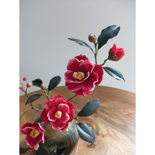 ✿【 粘土置物 】「妖艶な色合い」赤椿と朱色の実の花瓶挿し No.13