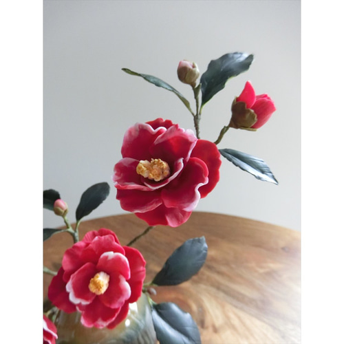 ✿【 粘土置物 】「妖艶な色合い」赤椿と朱色の実の花瓶挿し No.13