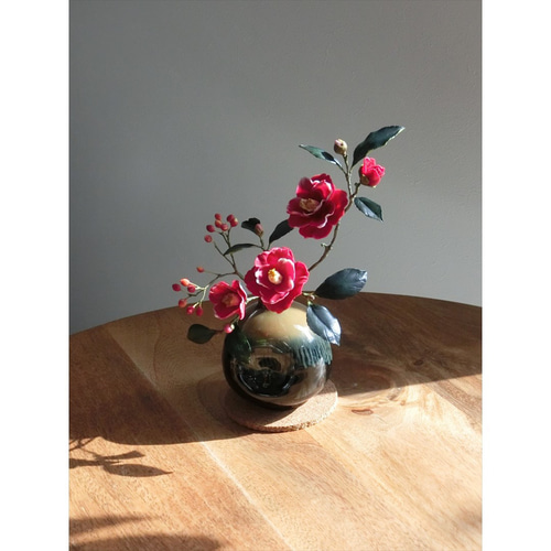 ✿【 粘土置物 】「妖艶な色合い」赤椿と朱色の実の花瓶挿し No.13