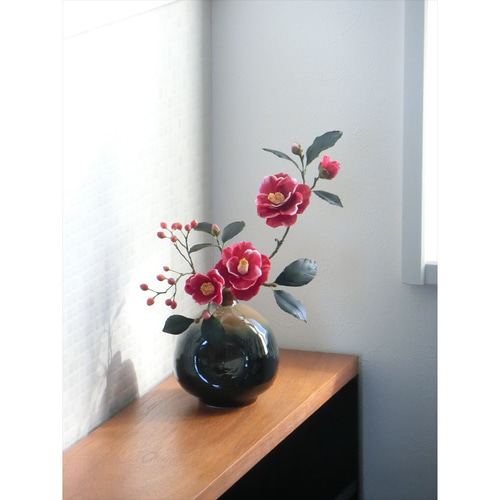 ✿【 粘土置物 】「妖艶な色合い」赤椿と朱色の実の花瓶挿し No