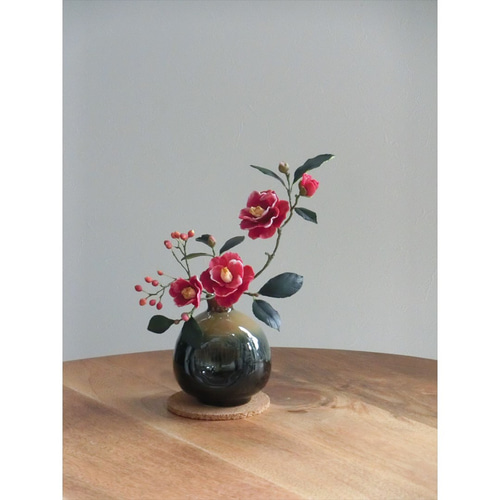 ✿【 粘土置物 】「妖艶な色合い」赤椿と朱色の実の花瓶挿し No.13