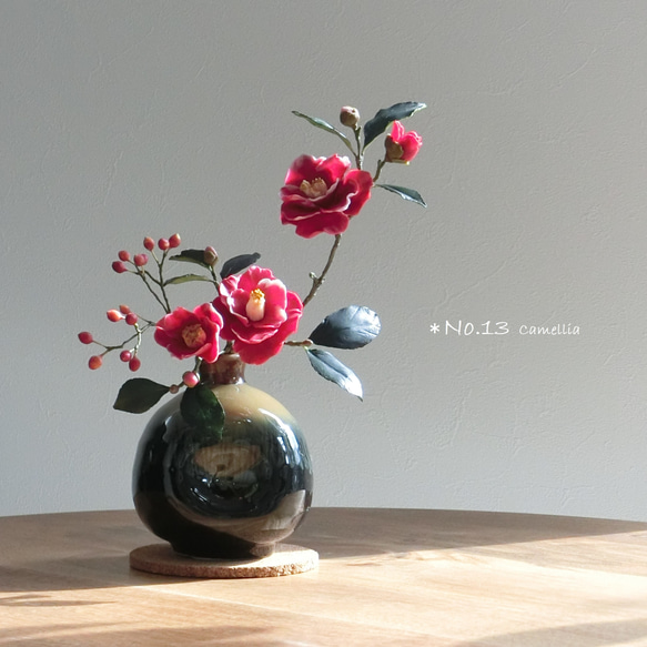 ✿【 粘土置物 】「妖艶な色合い」赤椿と朱色の実の花瓶挿し No