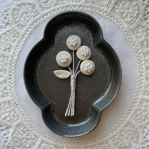 白いお花＊革ブローチL ／フォーマル／ギフト/オケージョン