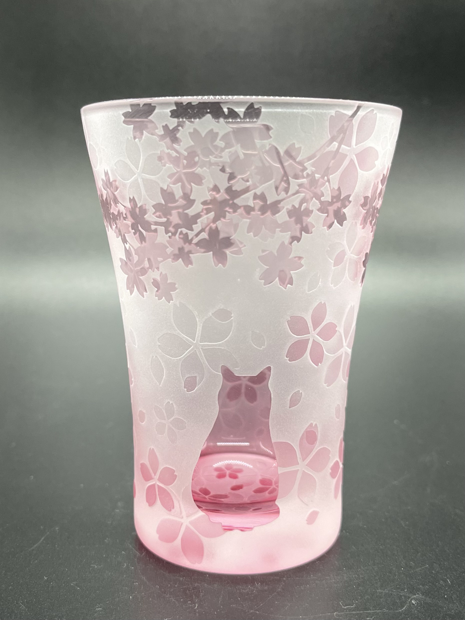 【送料無料】【被せ天開タンブラー ピンク色】サクラが気になる仔猫