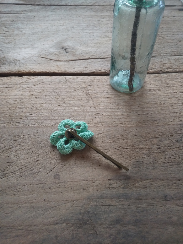 レース編みのお花のヘアピン 2枚目の画像