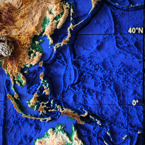 A2立体世界地図】海と陸のコントラスト際立つ「ディープブルー」モデル