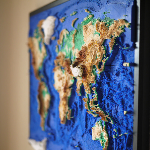 A2立体世界地図】海と陸のコントラスト際立つ「ディープブルー」モデル