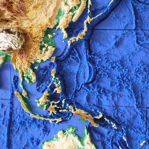 A2立体世界地図】海と陸のコントラスト際立つ「ディープブルー」モデル