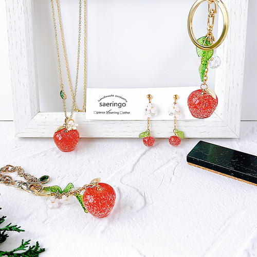 りんご イヤリング レジン ピアス 個性的 透明感 赤 小さい イヤリング