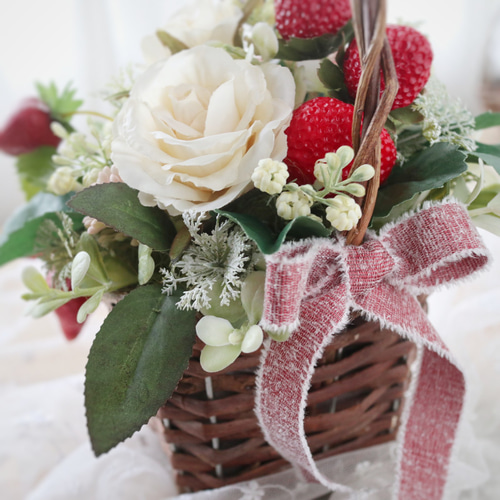 いちごと薔薇のバスケットアレンジ ✿ 誕生日 母の日 春 アート