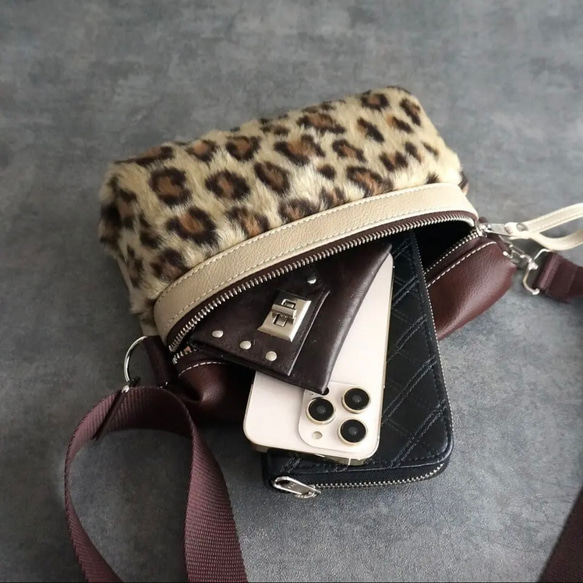 秋色カフェオレブラウン ヒョウ柄ファー×エコレザー　クロスボディバッグ ミニショルダーバッグ 斜め掛けポシェット 2枚目の画像