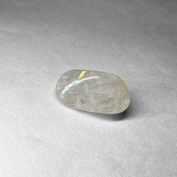 gold rutile quartz tumble / ゴールドルチルクォーツタンブル A 2枚目の画像