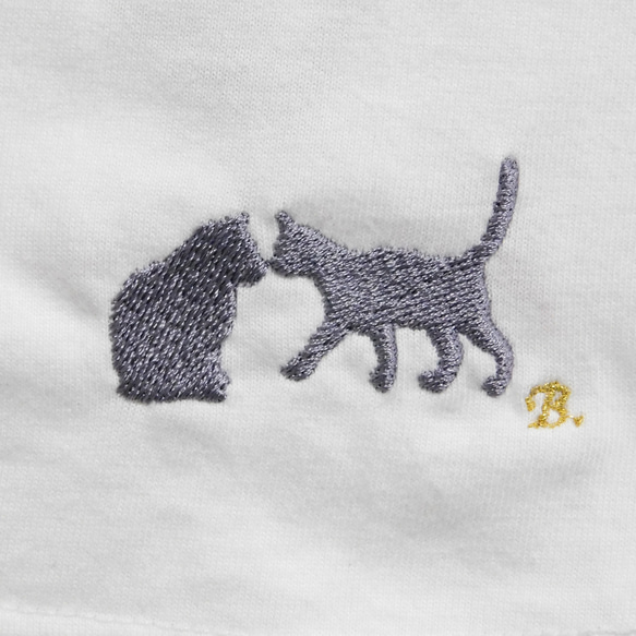 猫の鼻ちょん刺繍入りＴシャツ　お好きなアルファベットをおひとつ　 1枚目の画像
