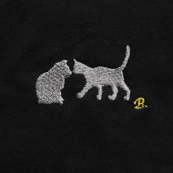 猫の鼻ちょん刺繍入りＴシャツ　お好きなアルファベットをおひとつ　 2枚目の画像