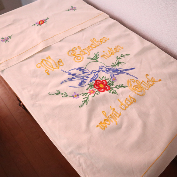 ドイツのヴィンテージ/二羽のツバメとお花の刺繍 カーテン・オーバータオル(ヴィンテージ) 5枚目の画像
