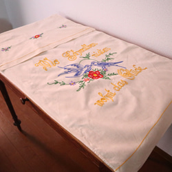 ドイツのヴィンテージ/二羽のツバメとお花の刺繍 カーテン・オーバータオル(ヴィンテージ) 4枚目の画像