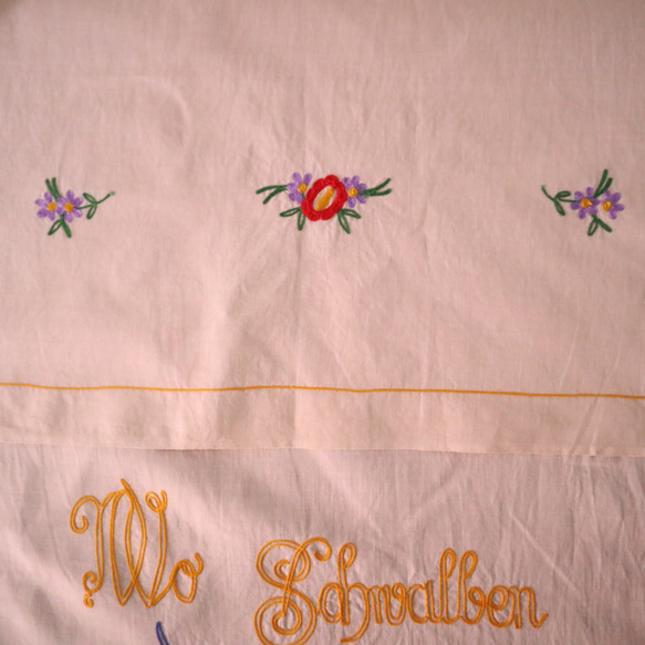 ドイツのヴィンテージ/二羽のツバメとお花の刺繍 カーテン・オーバータオル(ヴィンテージ) 11枚目の画像