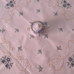 ドイツの手仕事/淡い水色の可愛いお花の手刺繍 テーブルクロス・生地 未使用品 (ヴィンテージ・コットン素材) 7枚目の画像
