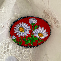 マーガレットとブルースターのブーケ 刺繍のブローチ 50ミリ丸リネン