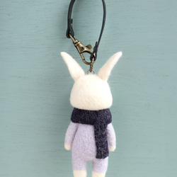 羊毛フェルトバッグチャーム　ウサギ　ホワイト（紺マフラー） 5枚目の画像
