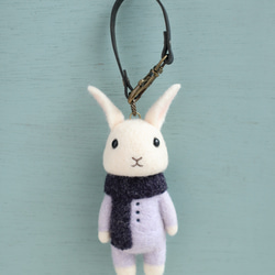 羊毛フェルトバッグチャーム　ウサギ　ホワイト（紺マフラー） 4枚目の画像