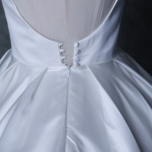 スクエアネック フランス風 ウエディングドレス くるみボタン  