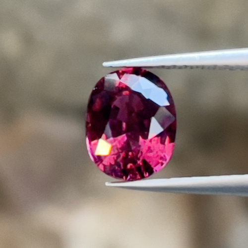 ガーネット 美しい赤いガーネット ルース 2.36 カラット オーバル