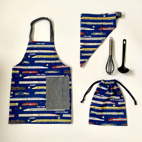 電車柄☆100〜110こどもエプロン、三角巾、巾着3点セット 1枚目の画像