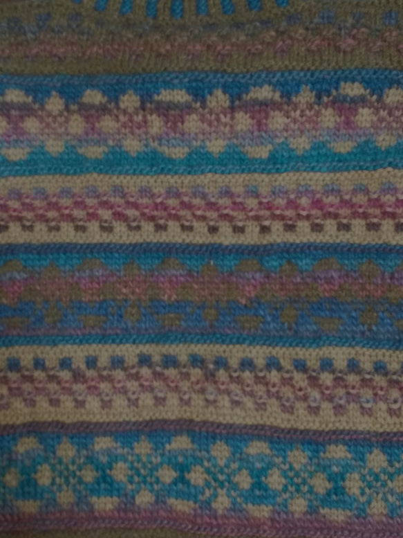 段染め糸の編込み模様とすべり目模様のセーター 4枚目の画像