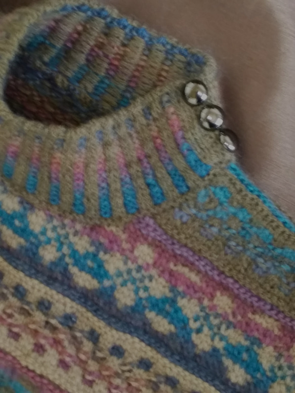 段染め糸の編込み模様とすべり目模様のセーター 6枚目の画像