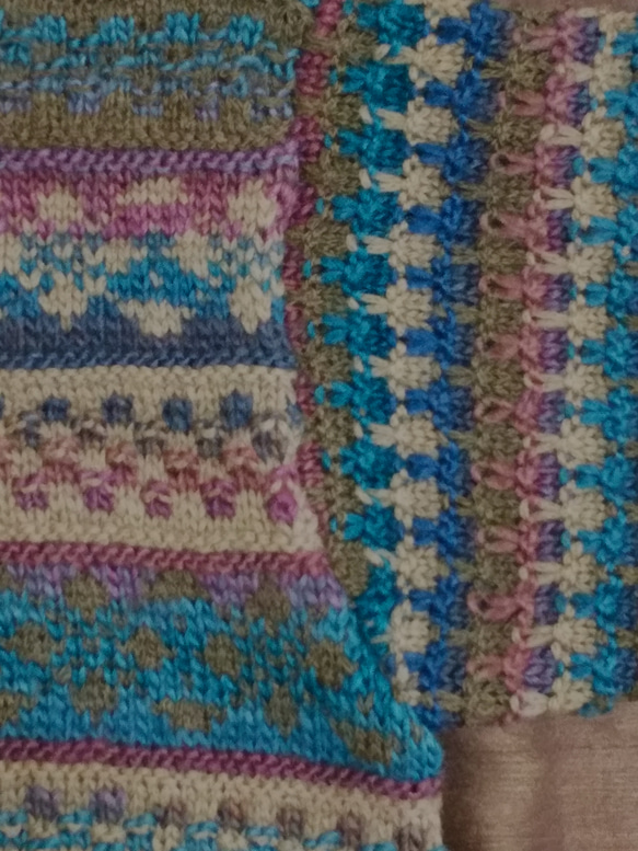 段染め糸の編込み模様とすべり目模様のセーター 8枚目の画像