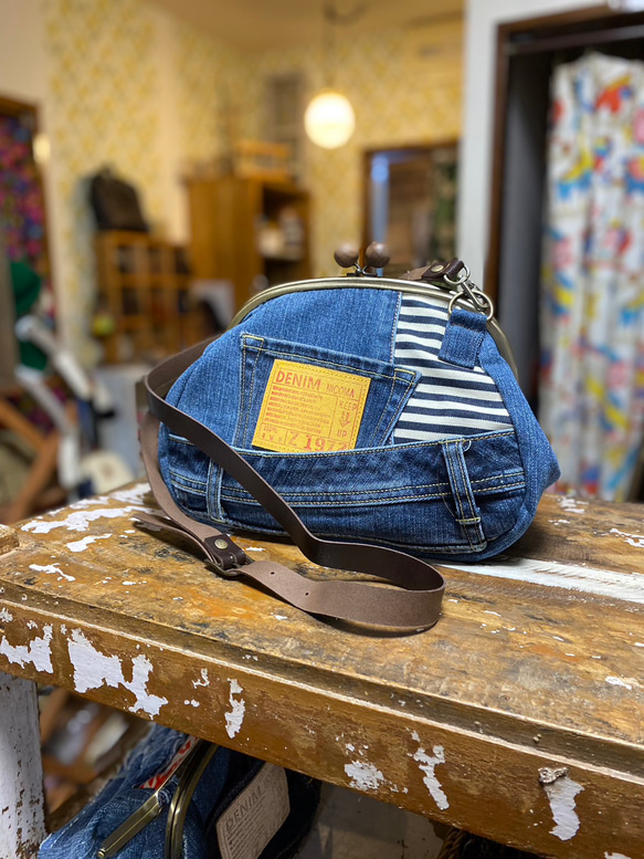 人気新品入荷 デニムリメイクがま口ショルダーバッグ♪黄色帆布の差し色 財布・ケース・小物入れ