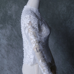 ボレロ ウェディングドレス 可憐な花刺繍のトップス  ロングスリーブ  くるみボタン  細見えシルエット 4枚目の画像